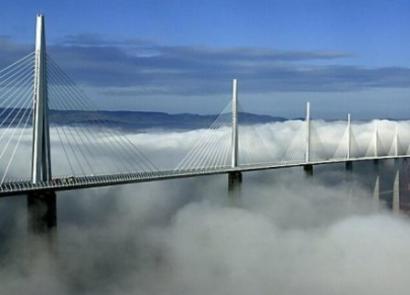 Tarn Vadisi üzerindeki Millau Viyadüğü dünyanın en yüksek köprüsüdür